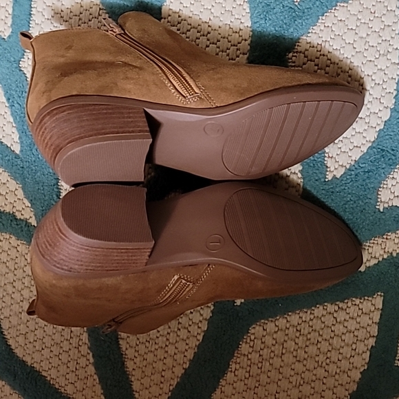 NWOT Tan Suede Look Booties Size 7 - Picture 3 of 4